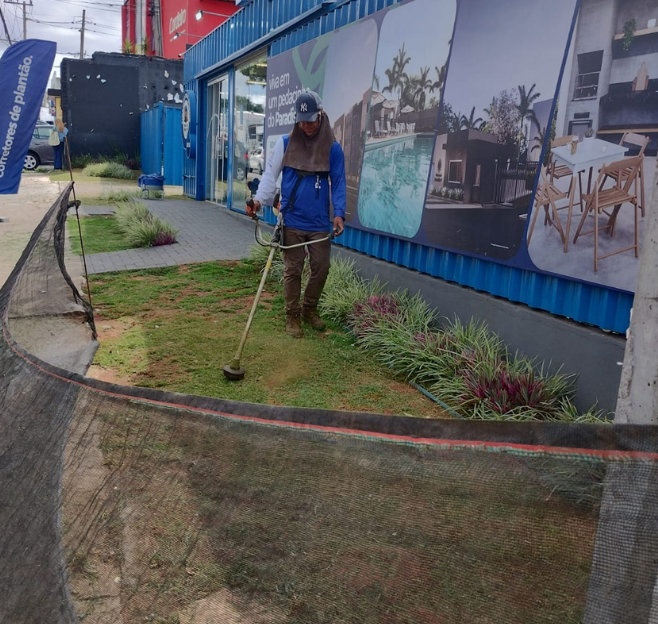 Corte e aparamento de grama em jardim residencial em Sorocaba