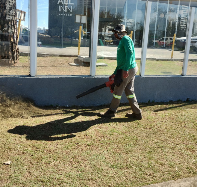Corte limpeza e aparamento de grama em jardim residencial em Sorocaba
