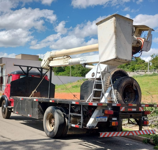 Caminhão munck com cesto aéreo em Sorocaba - Disk Jardinagem Mundial