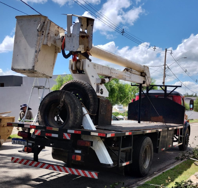 Caminhão munck com cesto aéreo em Sorocaba - Disk Jardinagem Mundial