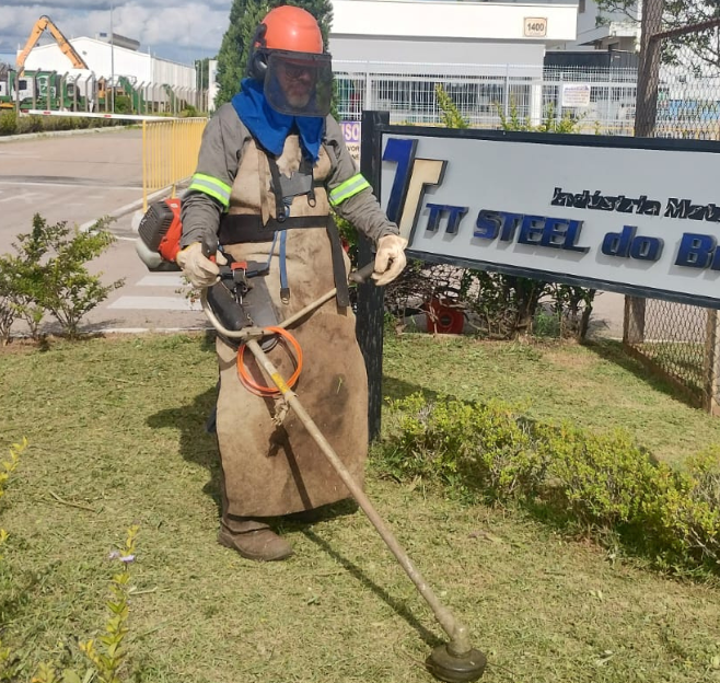 Corte e aparamento de grama em jardim residencial em Sorocaba