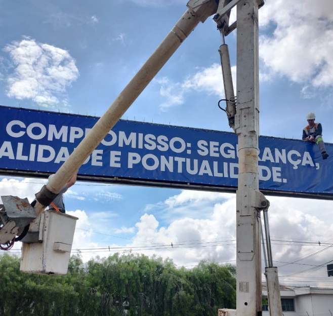 Instalação de placa de fachada em altura com caminhão munck em Sorocaba