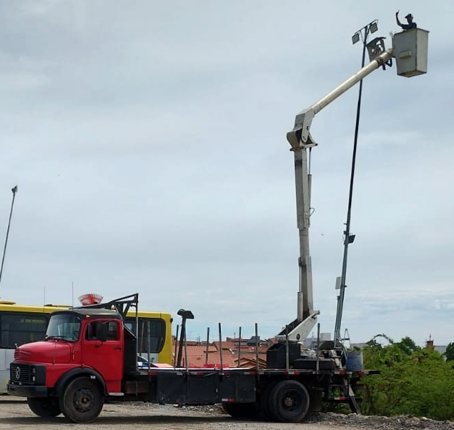 Instalação de luminária em altura com caminhão munck em Sorocaba