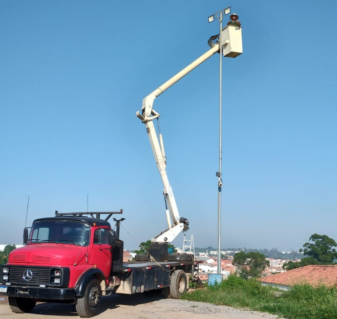 Instalação de luminária em altura com caminhão munck em Sorocaba