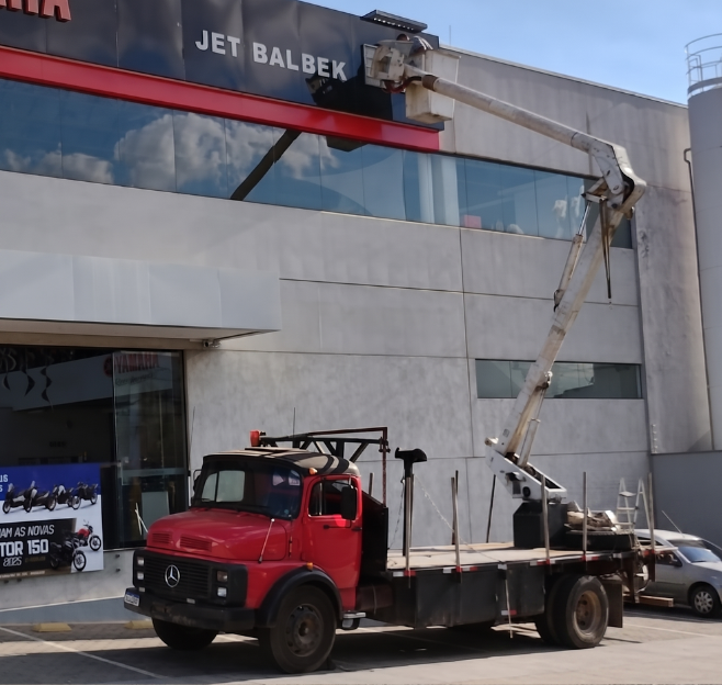 Instalação de placa de fachada em altura com caminhão munck em Sorocaba
