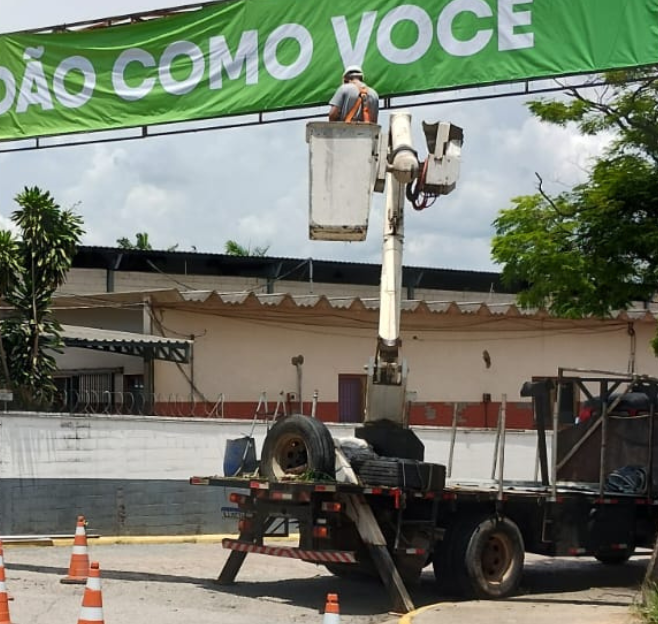 Instalação de placa de fachada em altura com caminhão munck em Sorocaba